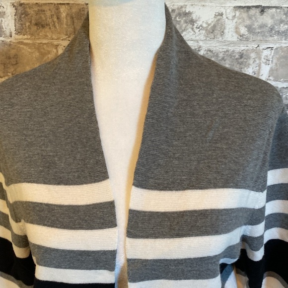 Liz Claiborne Career 3/4 sleeve cardigan. Waist length. Size L. - Picture 3 of 16